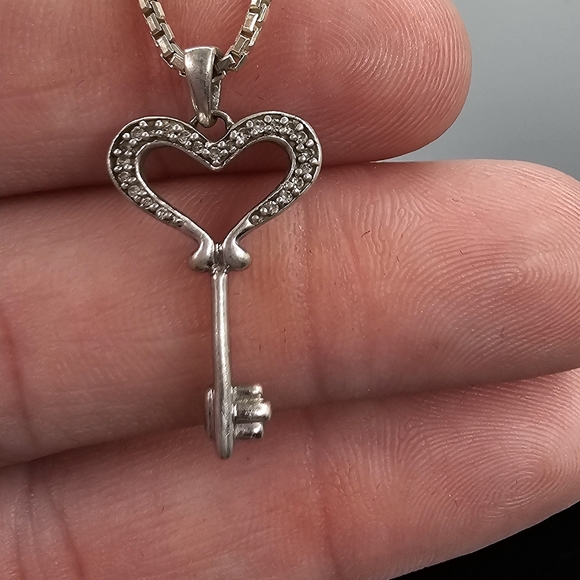 Sterling silver diamond heart key necklace - Picture 5 of 10